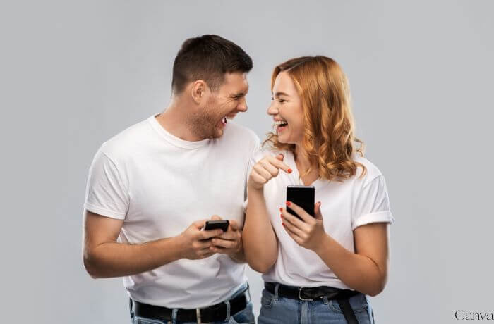 Foto de pareja riéndose con celulares