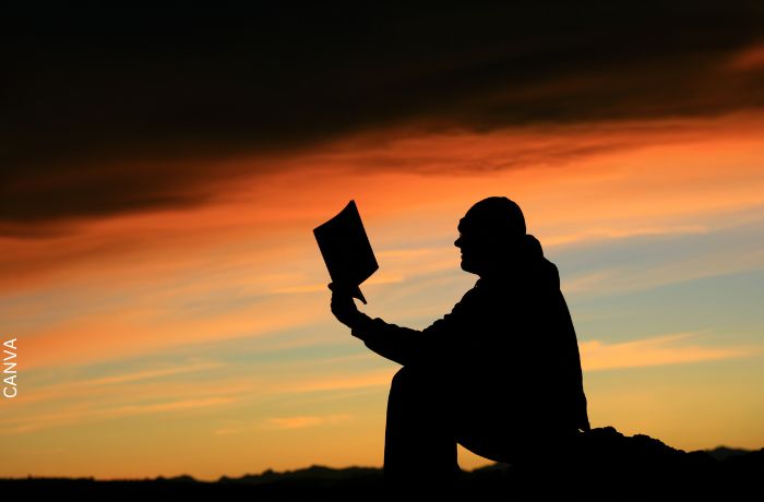 Foto de la silueta de un hombre leyendo