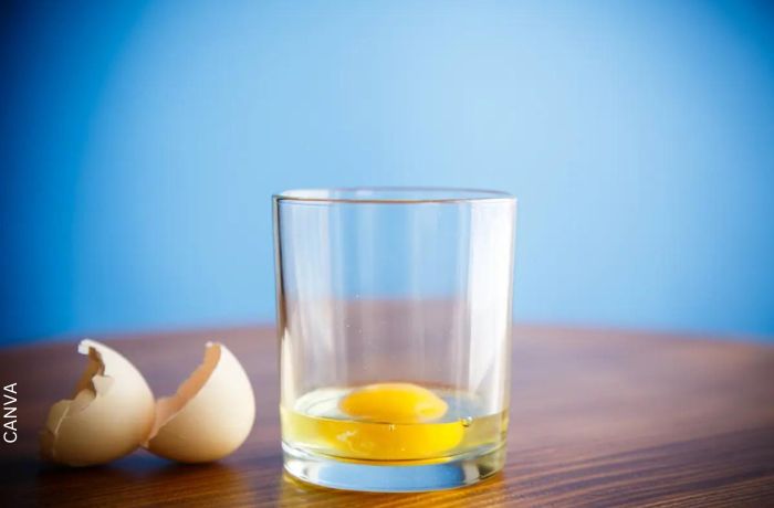 Foto de un vaso con un huevo y agua