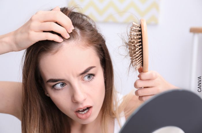 Foto de una mujer con cabello en el cepillo