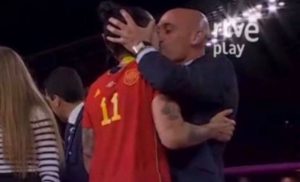 Presidente de la Federación Española besó a jugadora en la boca, ¡la emoción lo traicionó!