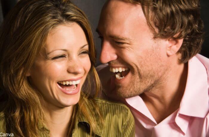 Foto de pareja riéndose