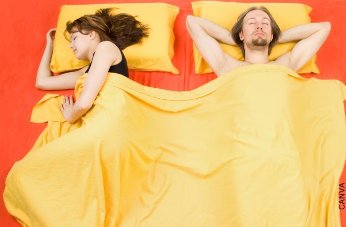 Foto de una pareja durmiendo para ilustrar ¿Qué pasa cuando no hay relaciones en una pareja?