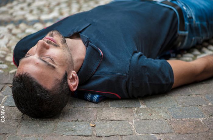 Foto de un hombre desmayado para ilustrar Razones por las que se desmaya una persona