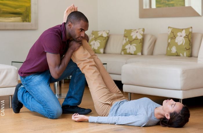 Foto de un hombre levantando los pies de una mujer desmayada