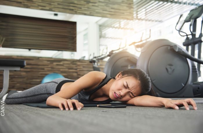 Foto de una mujer desmayada en el gimnasio