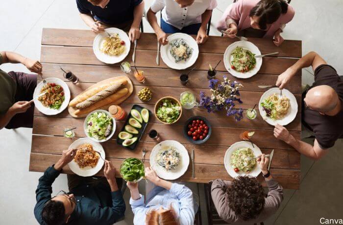 Foto cenital de una mesa con gente comiendo
