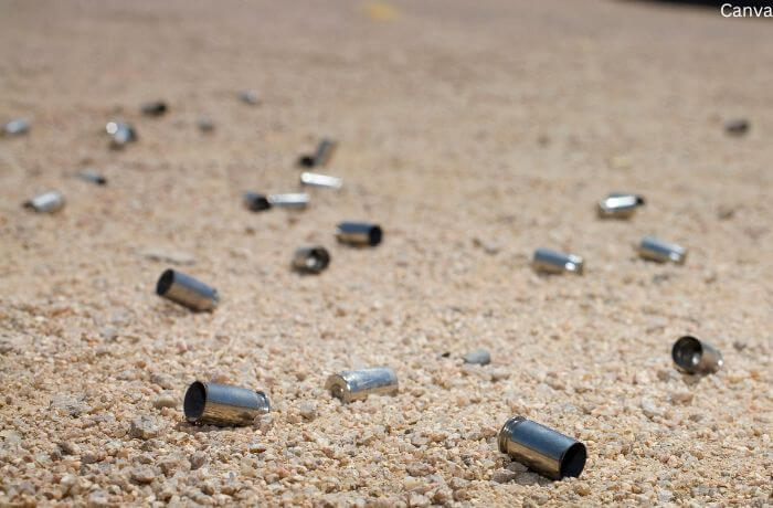 Foto de cartuchos de balas en la arena