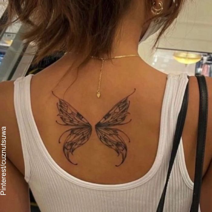 Foto de un tatuaje de alas de hada en la espalda