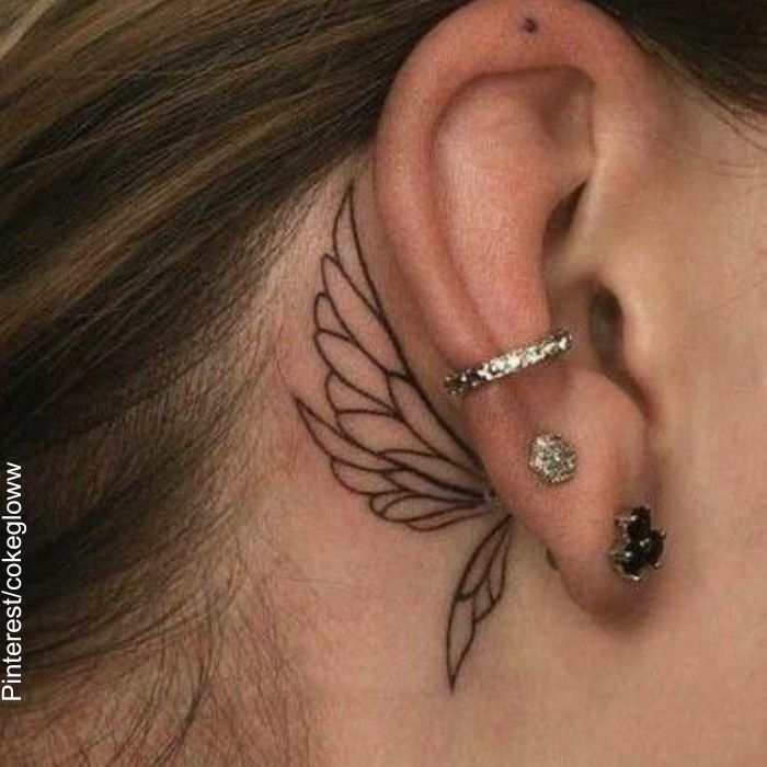 Foto de un tatuaje de alas detrás de la oreja