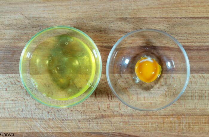 Foto de dos tazas transparentes, una con clara de huevo y otra con la yema