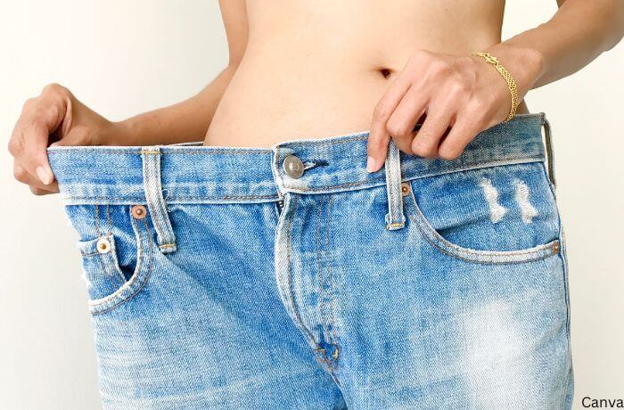 Foto del abdomen de una mujer con un pantalón que le queda grande