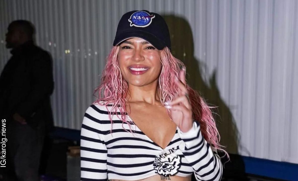 Fan de Karol G se le subió al escenario sin permiso, ¿cómo reaccionó ella?