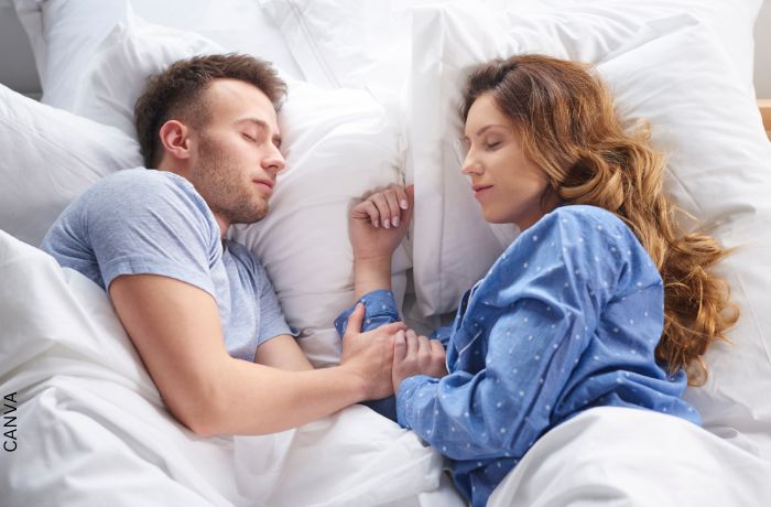 Foto de una pareja durmiendo cara a cara