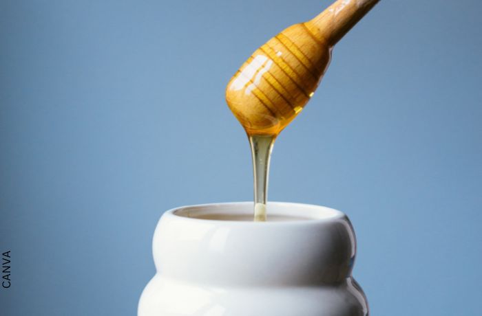 Foto de miel cayendo en un frasco