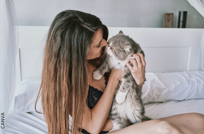 Foto de una mujer consintiendo a un gato