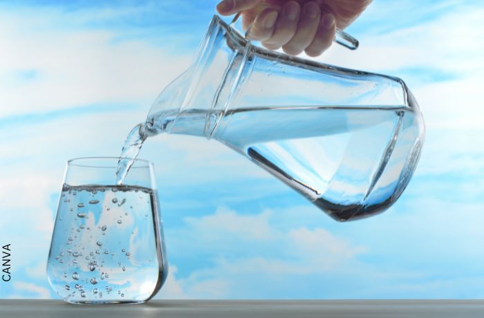 Foto de una jarra de agua llenando un vaso