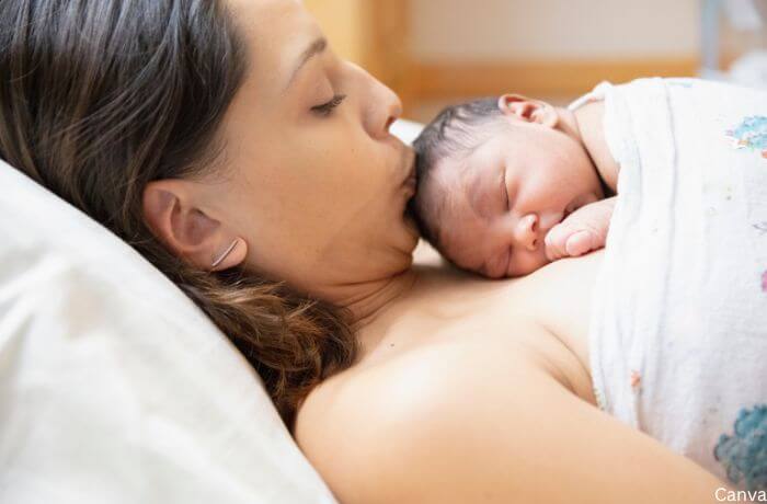 Foto de una mamá con su recién nacido