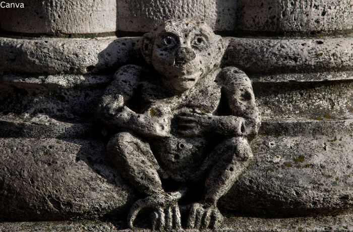 Foto de un duende feo tallado en piedra