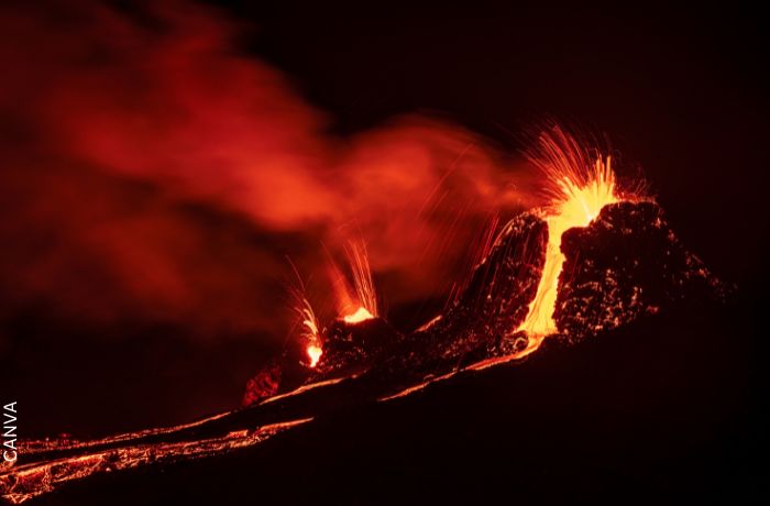 Foto de un volcán en erupción