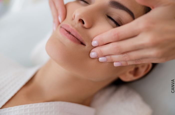 Foto de una mujer recibiendo un masaje en la cara