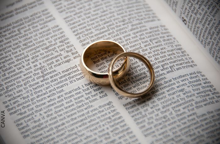 Foto de anillos sobre una Biblia