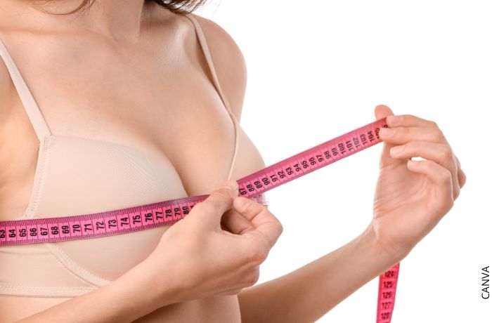 Foto de una mujer midiendo sus senos