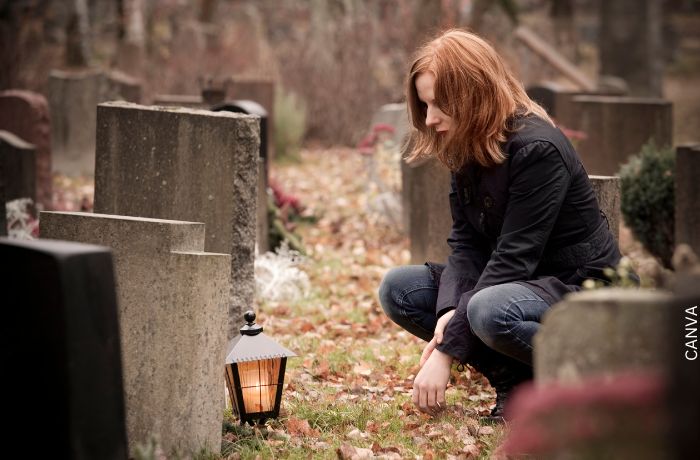 Foto de una mujer en un cementerio