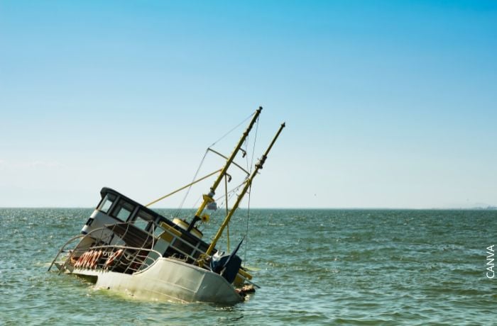 Foto de un barco hudiéndose