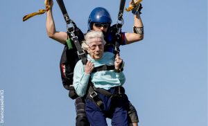 VIDEO: Abuelita se lanzó en paracaídas a sus 104 años. ¡Qué dura!
