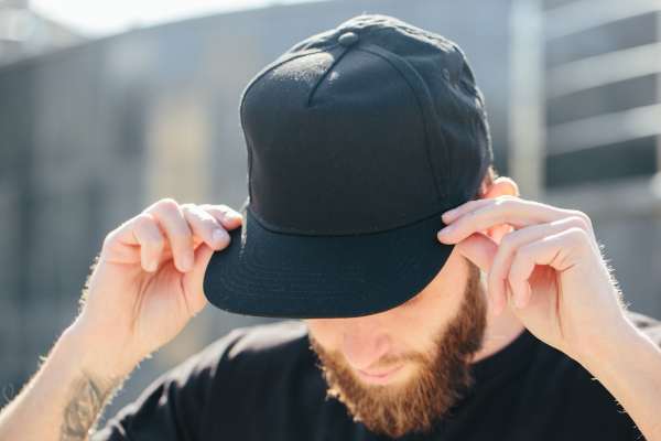 Qué significa usar gorra todos los días