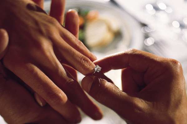 Anillo de boda en el dedo anular