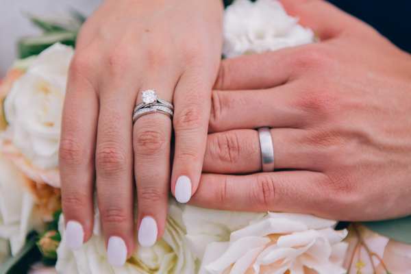 Anillo de matrimonio en el dedo anular