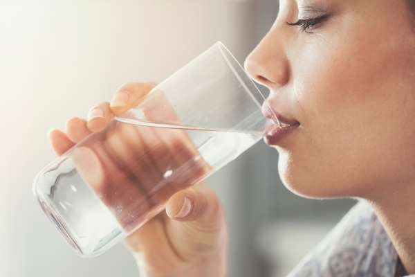 Por qué no se debe brindar con agua