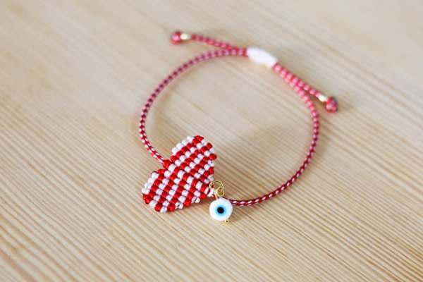 Por qué se debe usar una pulsera roja en la mano