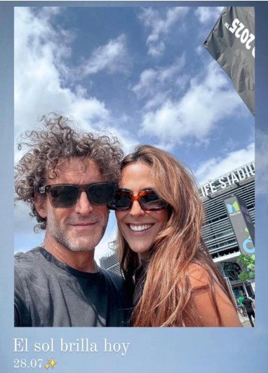 Foto de Simón Brand con su novia