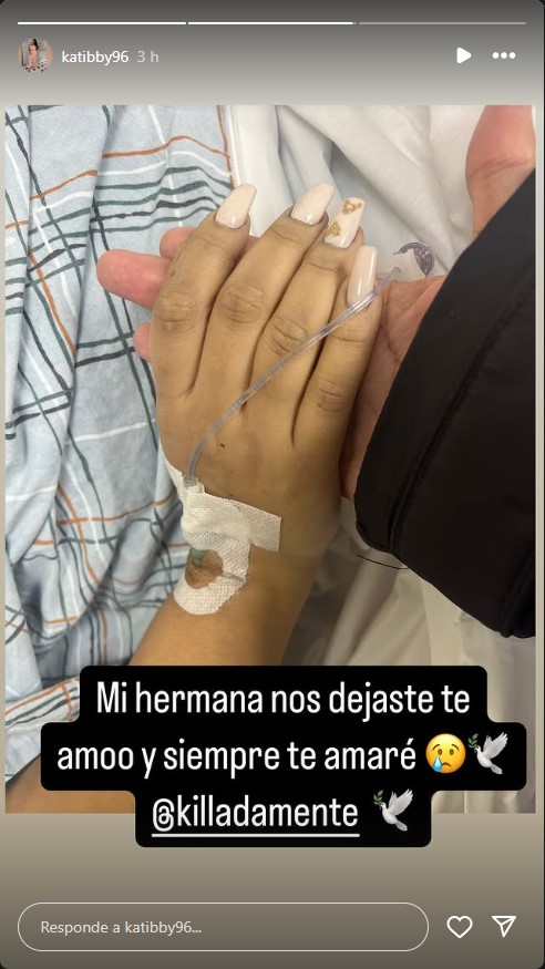 Pantallazo de la hermana de la influencer Killadamente cogiendo la mano de su hermana