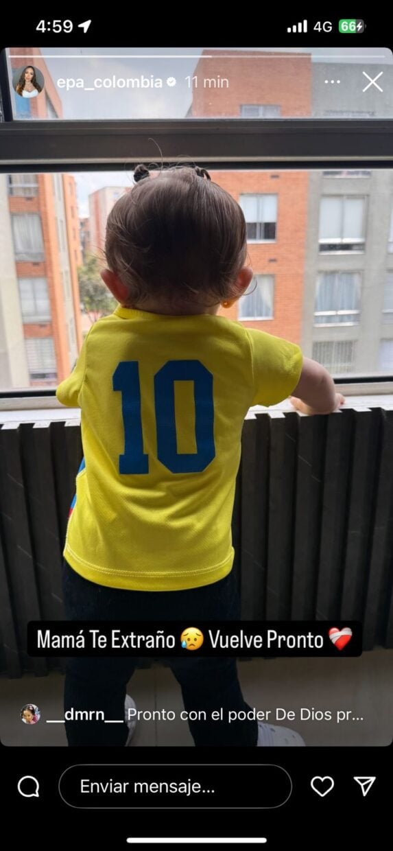 Hija de Epa Colombia esperando a su madre en la ventana de su apartamento.