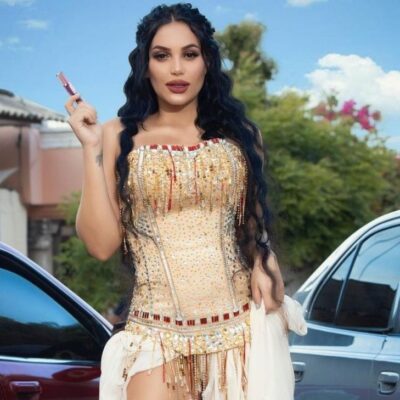 Andrea Valdiri se ganó ramo en matrimonio