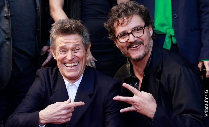 beso en la boca de Willem Dafoe y Pedro Pascal