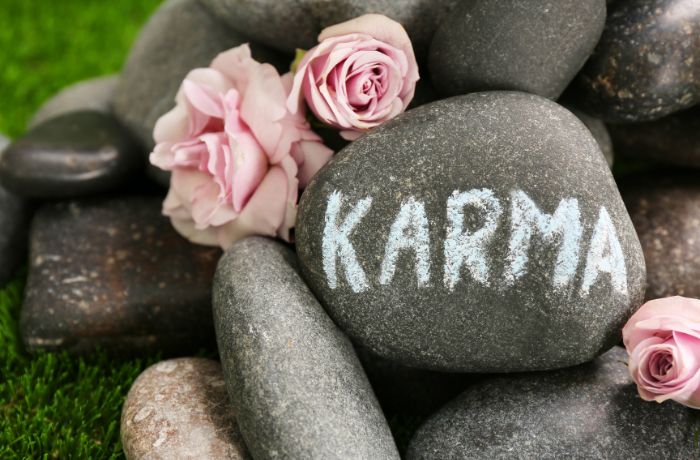 Foto de una roca con la palabra karma