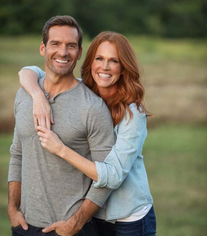 Imagen de una pareja bastante feliz promedio de edad 40 años 