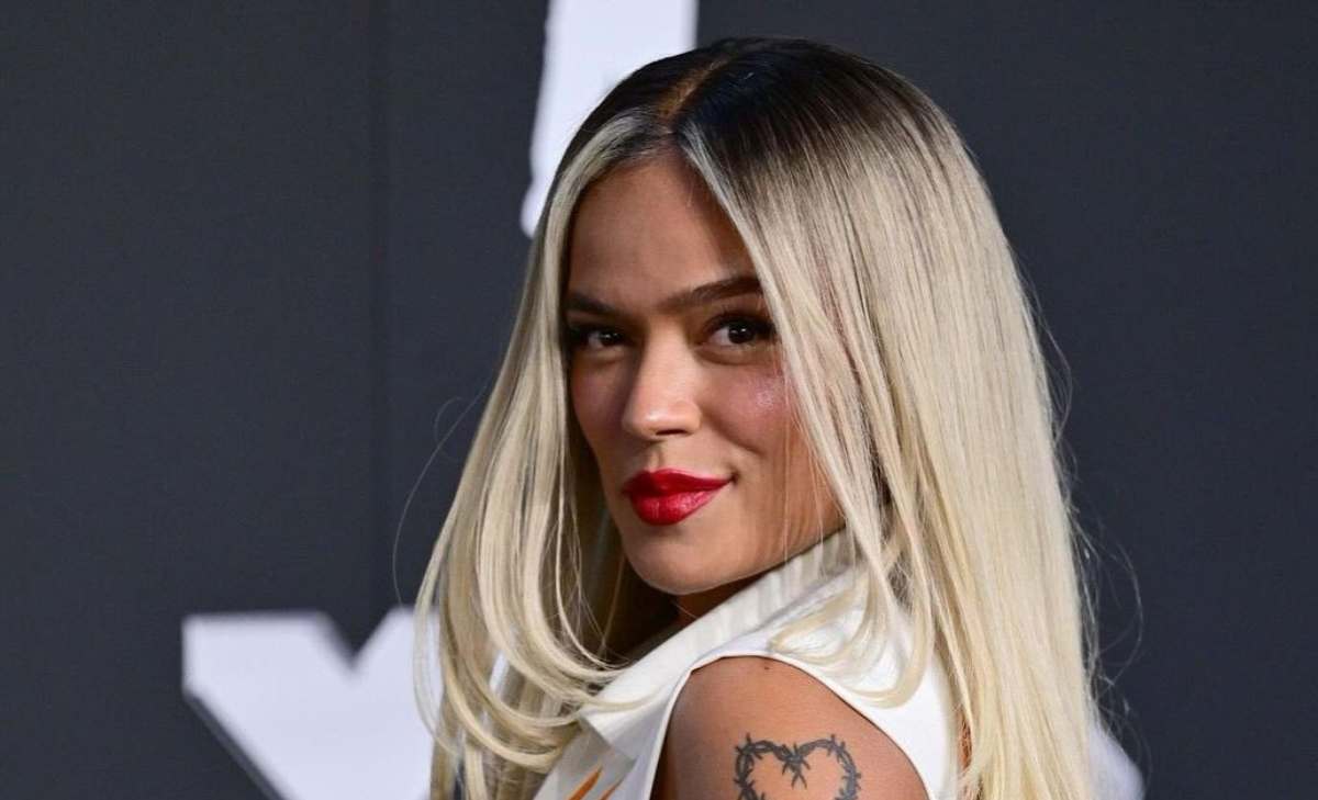 críticas a Karol G por usar un vestido "en llamas" en los premios MTV