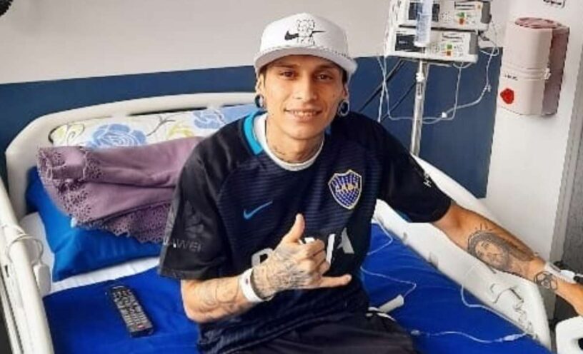 Foto de javier acosta sentado en la camilla de una clínicasometera a eutanasia