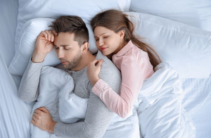 Foto de pareja durmiendo en cucharita