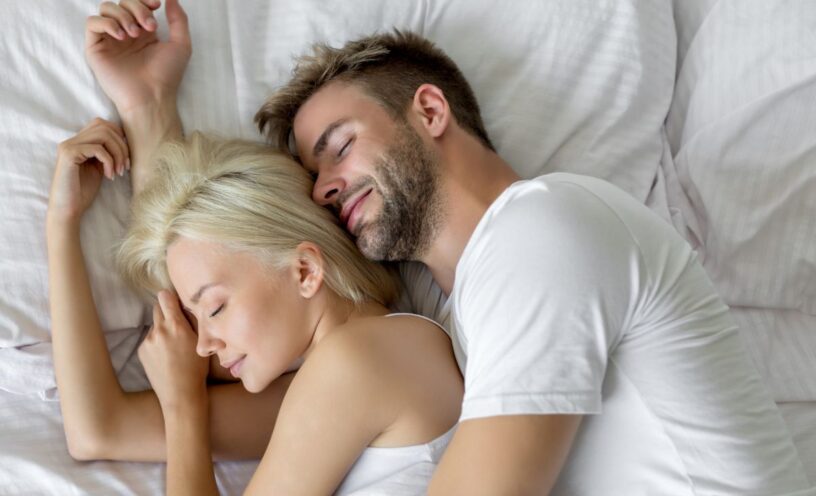 dormir en cucharita con tu pareja