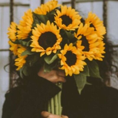A quién se le da flores amarillas el 21 de septiembre