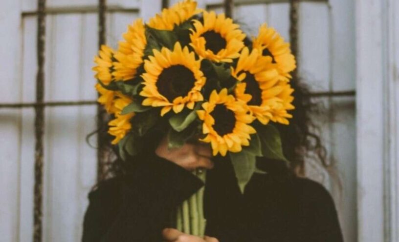 A quién se le da flores amarillas el 21 de septiembre