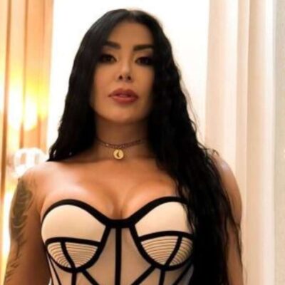 Foto de Marcela Reyes junto a su hijo usando poca ropa