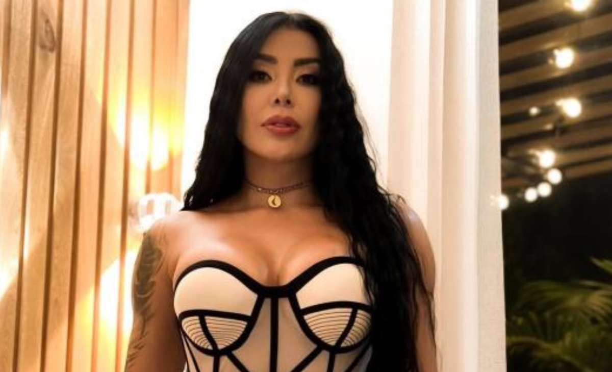 Foto de Marcela Reyes junto a su hijo usando poca ropa